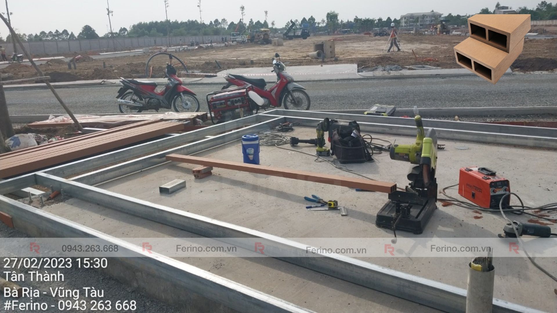 Khu vực sân đang chuẩn bị lắp chòi, các cấu kiện và dụng cụ thi công được đặt trên nền.