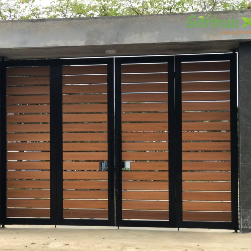 Mặt tiền với bộ cổng nhiều khoang, các thanh tông gỗ nằm ngang trong khung tối màu.