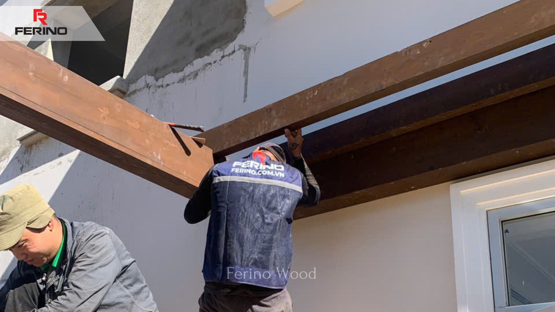 Hình tham khảo pergola gỗ tại villa, thể hiện bộ khung mái mở che cho khu vực sinh hoạt ngoài trời.