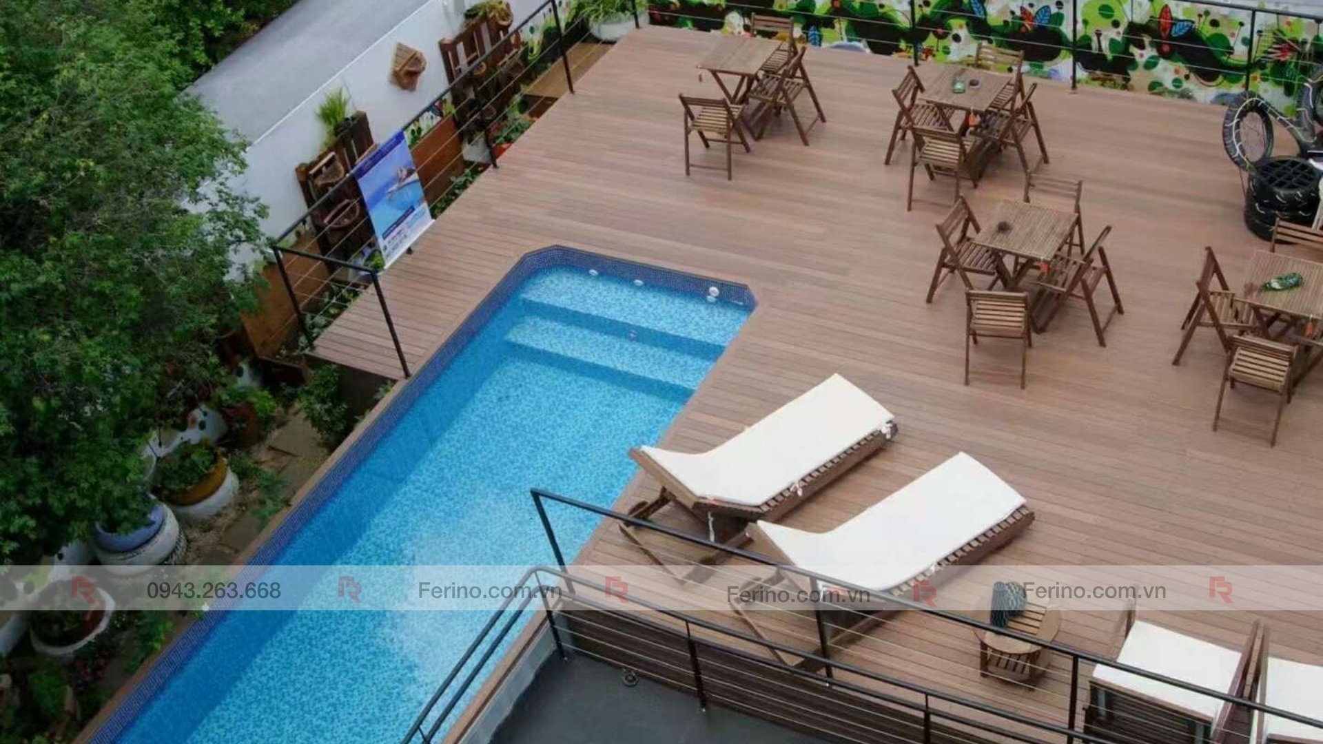 Góc nhìn tổng thể khu vực hồ bơi với mặt sàn WPC bao quanh và lối đi dọc mép hồ.
