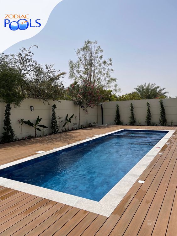 Góc chụp từ trên cao cho thấy ghế nằm được bố trí sát mép hồ, tách khỏi khu bàn ghế phía xa.