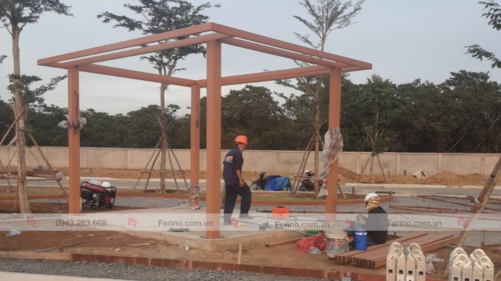 Khung chòi với các trụ và dầm chính đã được dựng giữa khu sân vườn.