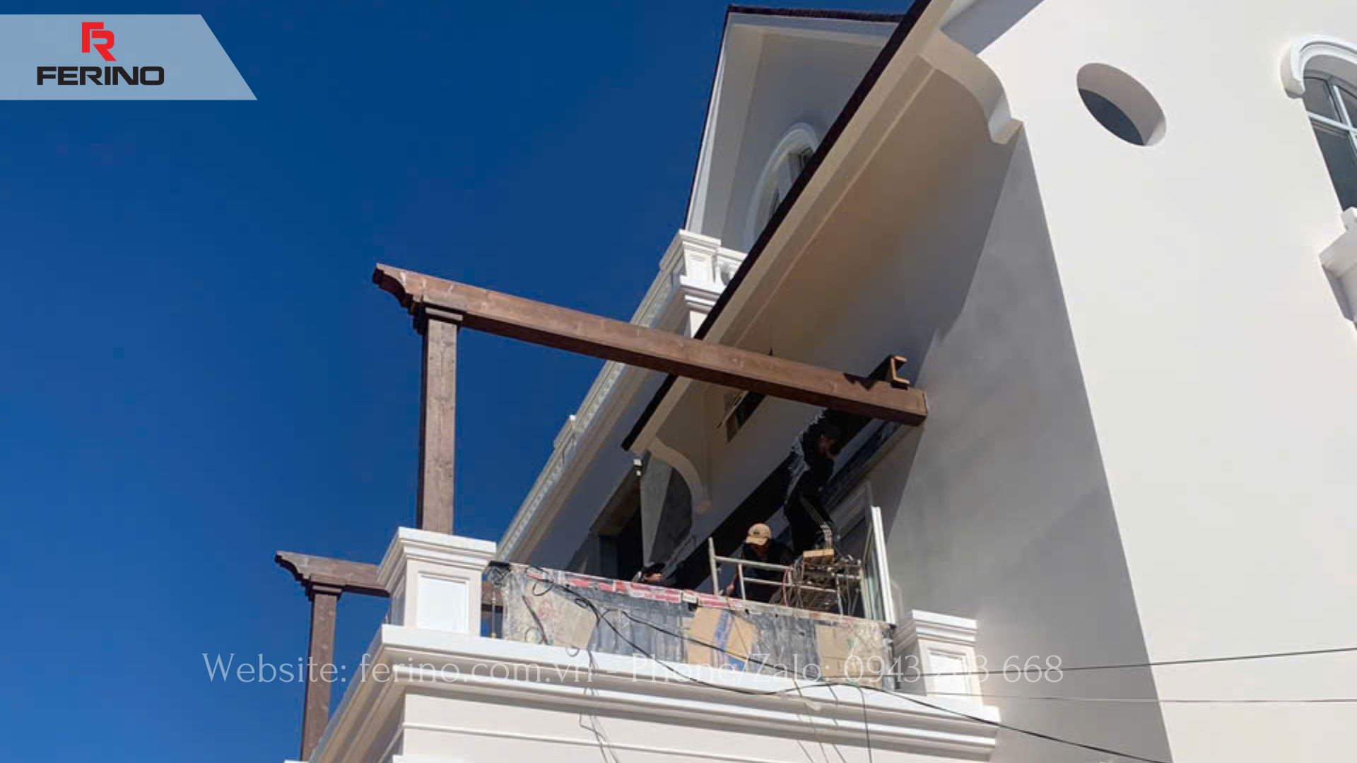 Hình tham khảo góc nghỉ ngoài trời dưới pergola gỗ, bao quanh bởi sân vườn và cây xanh.