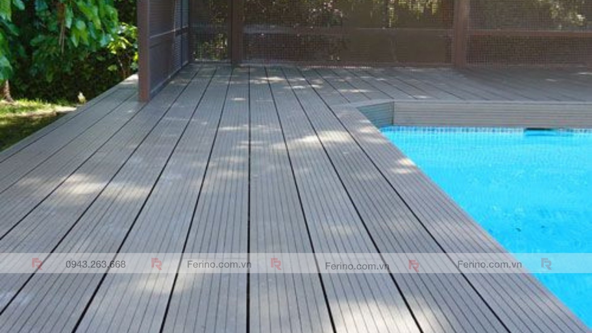 Mặt sàn WPC cạnh hồ bơi với các thanh chạy theo hướng lối đi.