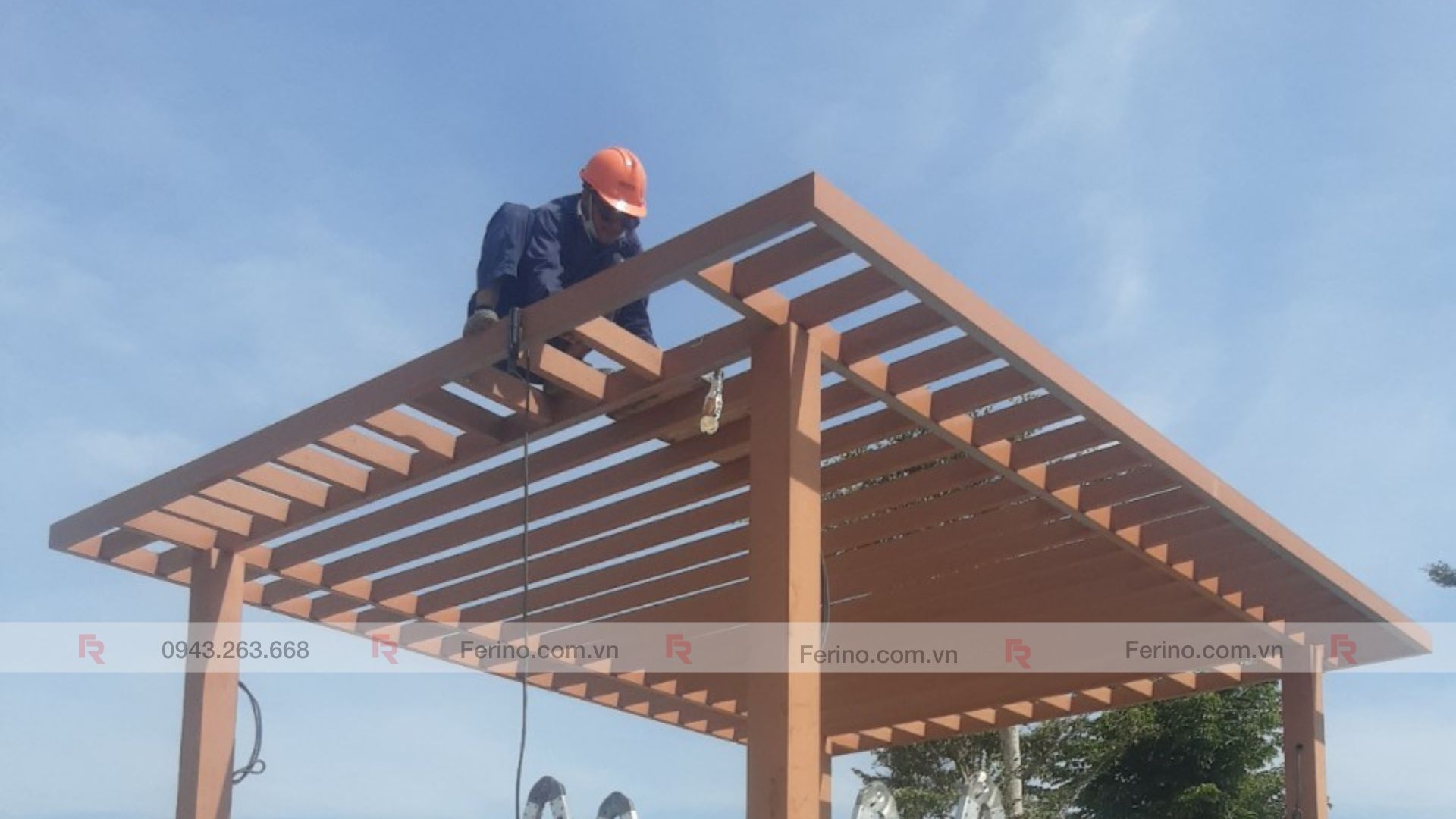Người thợ đang lắp các thanh lam mái lên khung chòi ngoài trời.