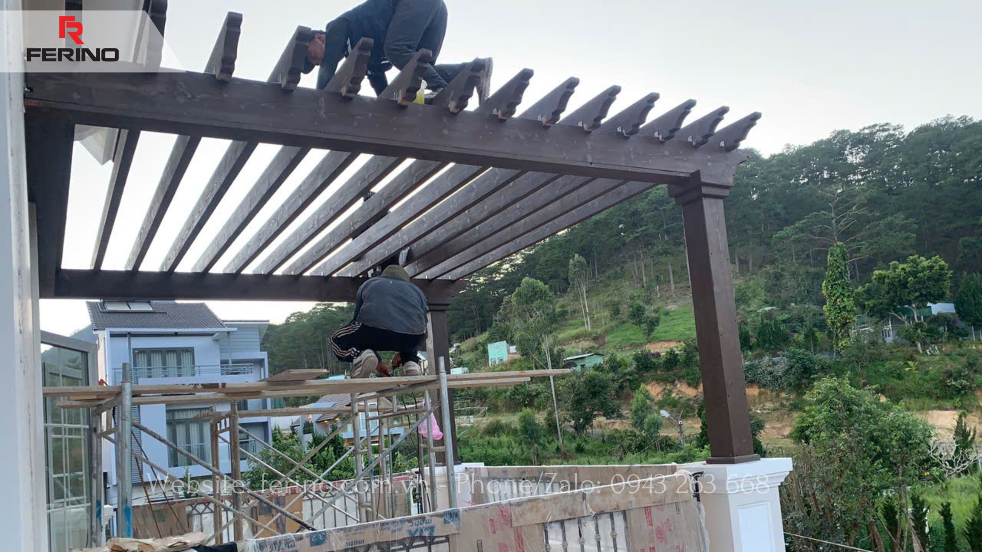 Pergola gỗ tạo lớp mái mở trên một không gian sinh hoạt ngoài trời, ảnh tham khảo bố cục.