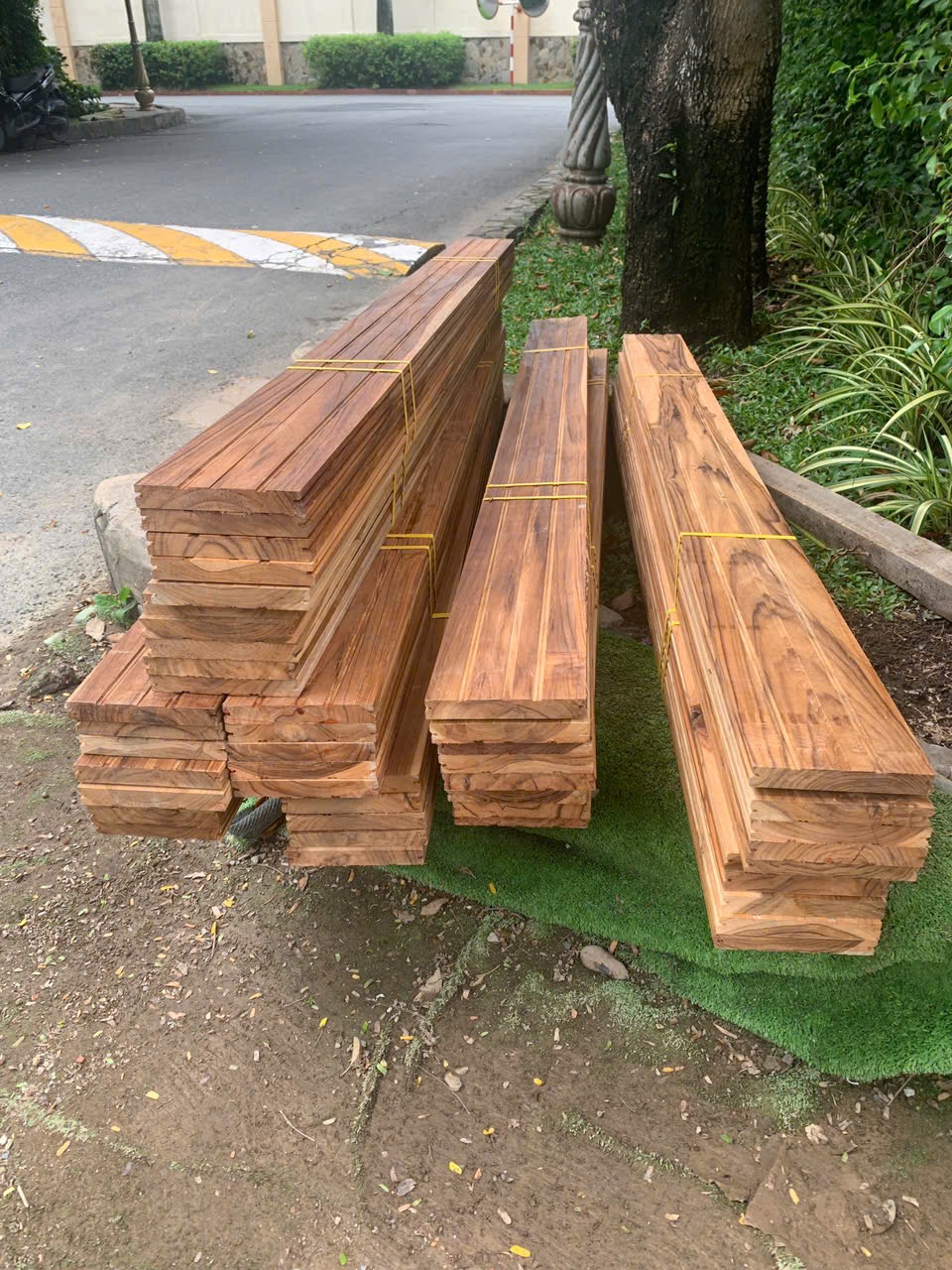 Các thanh gỗ Teak Lào được tập kết để chuẩn bị cho hạng mục sàn hiên ngoài trời.