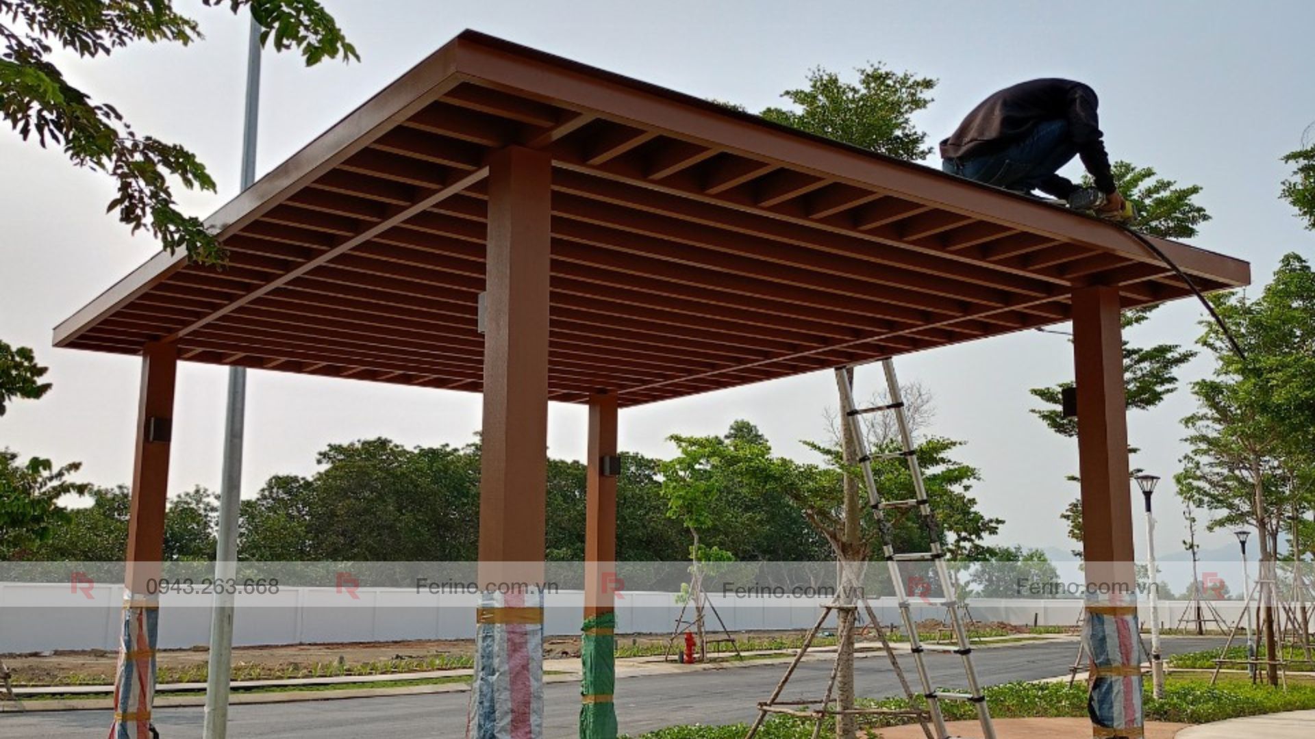 Hệ lam mái đã được lắp trên khung chòi, công trình vẫn còn người thợ thao tác ở phía trên.