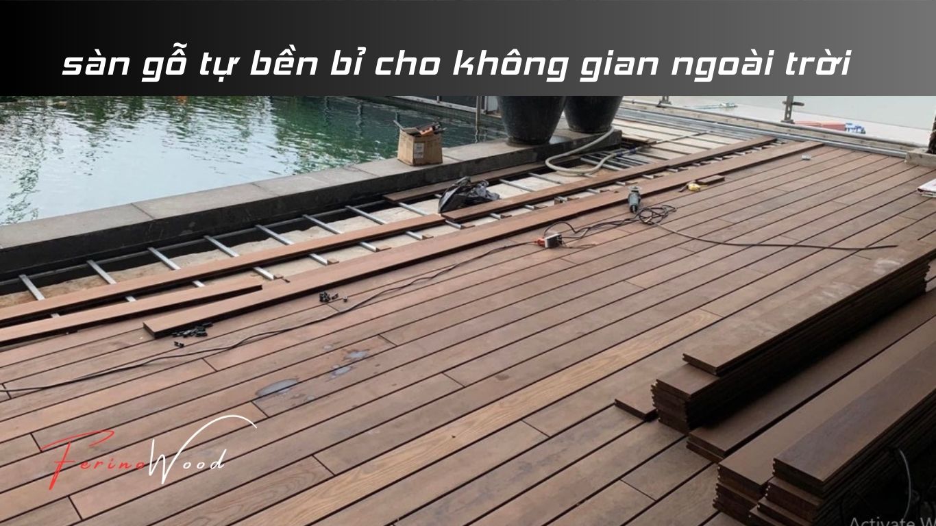 Mặt deck gỗ màu nâu cạnh hồ nước trong quá trình thi công