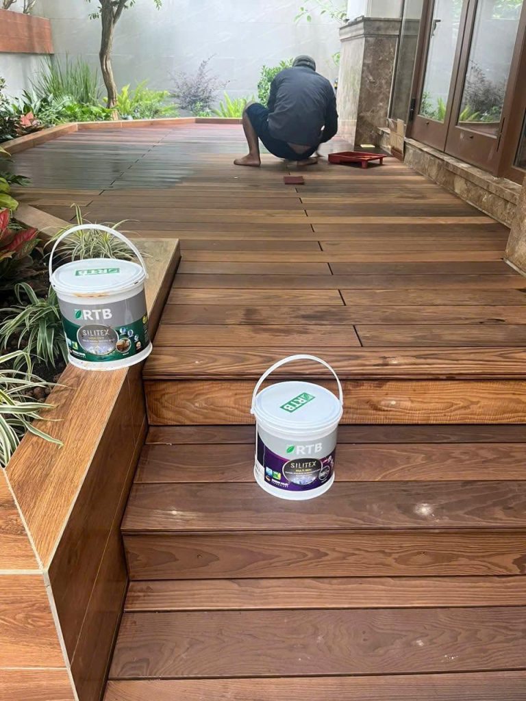 Lau dầu trên bề mặt sàn gỗ và bậc ngoài trời