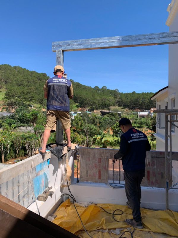 Hình tham khảo góc nhìn tổng thể pergola gỗ với khu vực ngồi ngoài trời và ánh sáng dưới mái.
