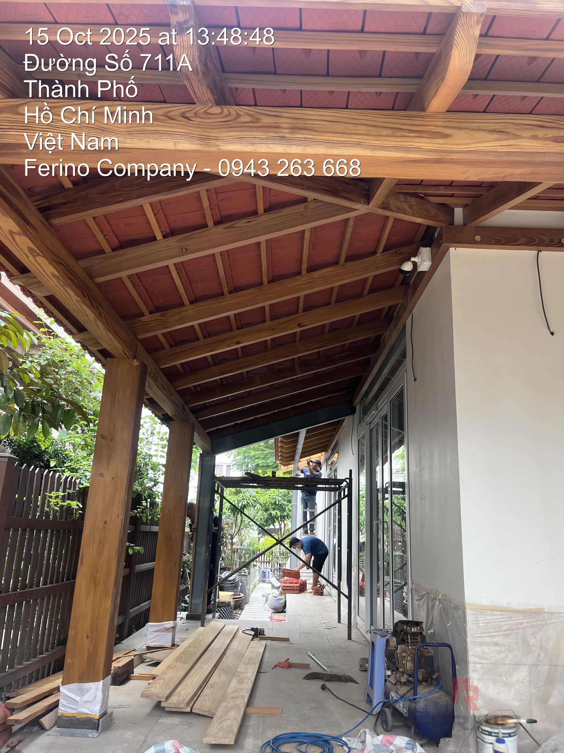 Mặt dưới mái hiên với các thanh gỗ và cột đỡ