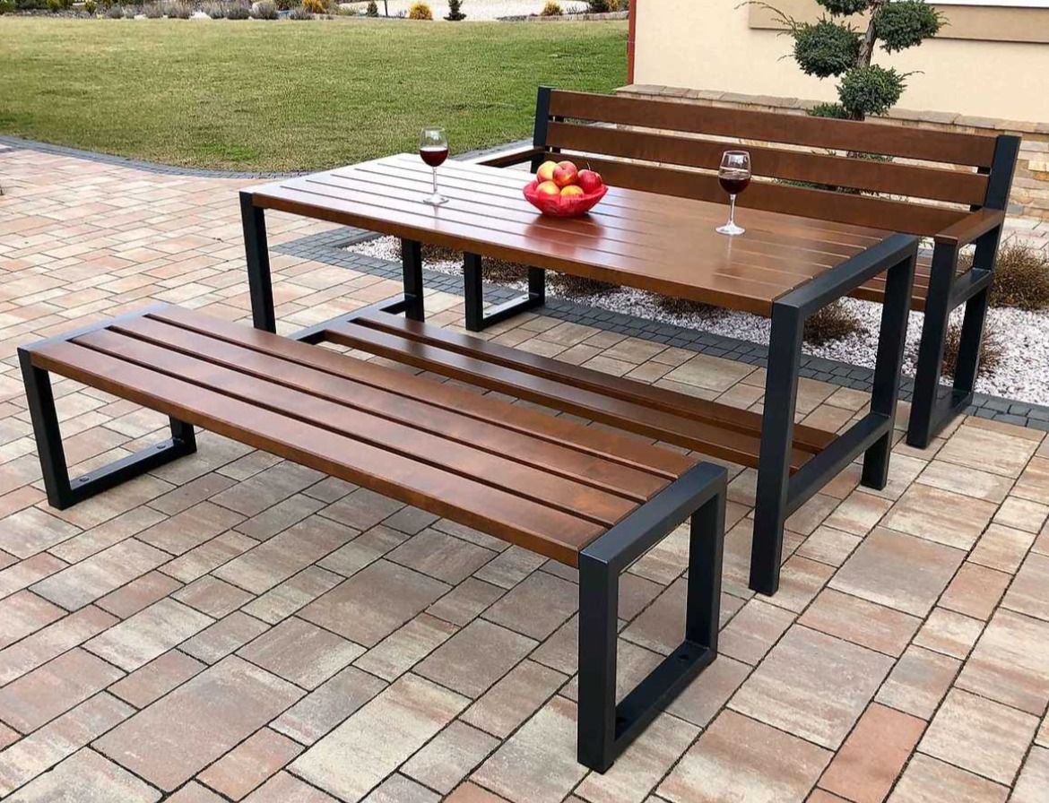Bộ bàn ngoài trời khung đen phối ghế tựa lưng và ghế băng trên sân gạch