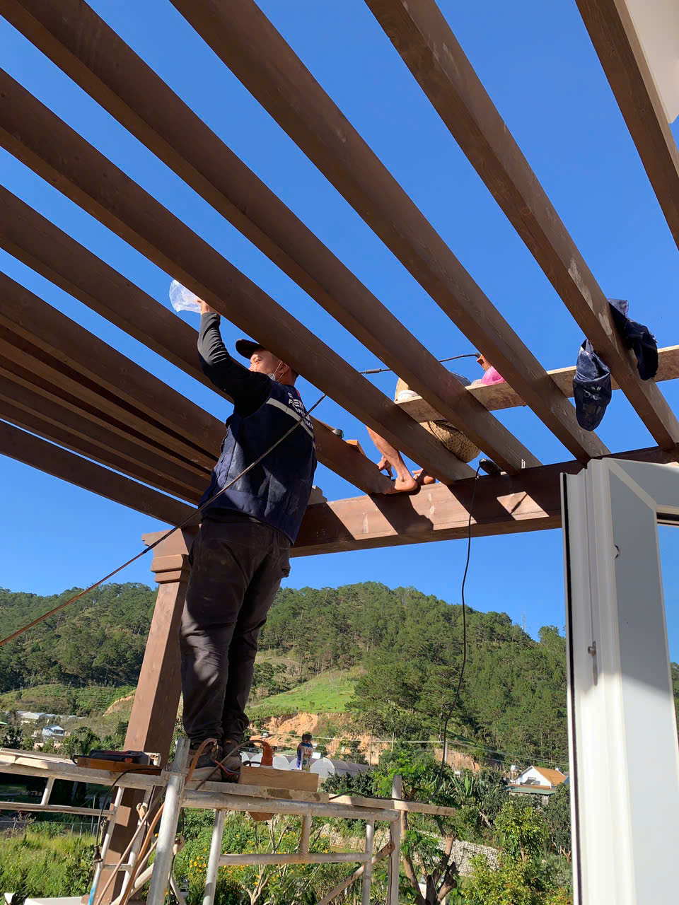 Hệ lam gỗ phía trên ban công trong quá trình lắp đặt