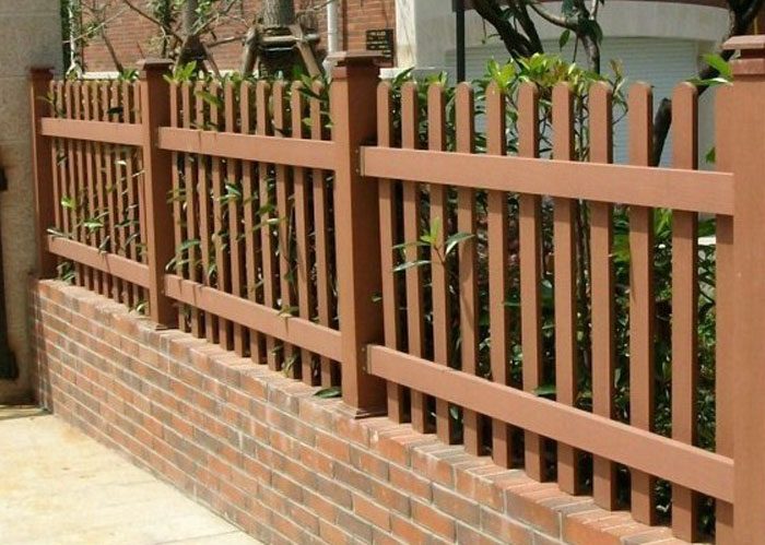 Nhịp thanh đứng màu nâu có khoảng hở, liên kết với các trụ và phần chân tường gạch