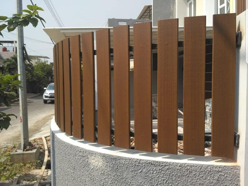 Các thanh đứng bản rộng trên chân tường màu xám, cho thấy mức nhìn xuyên thay đổi theo góc quan sát