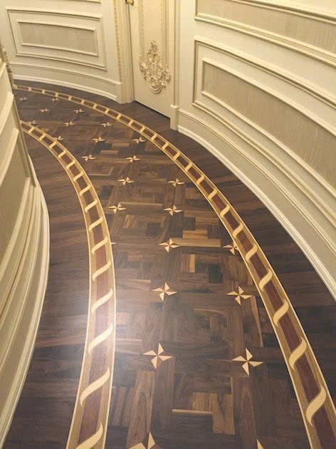 Hành lang parquet tối với viền và hoa thị