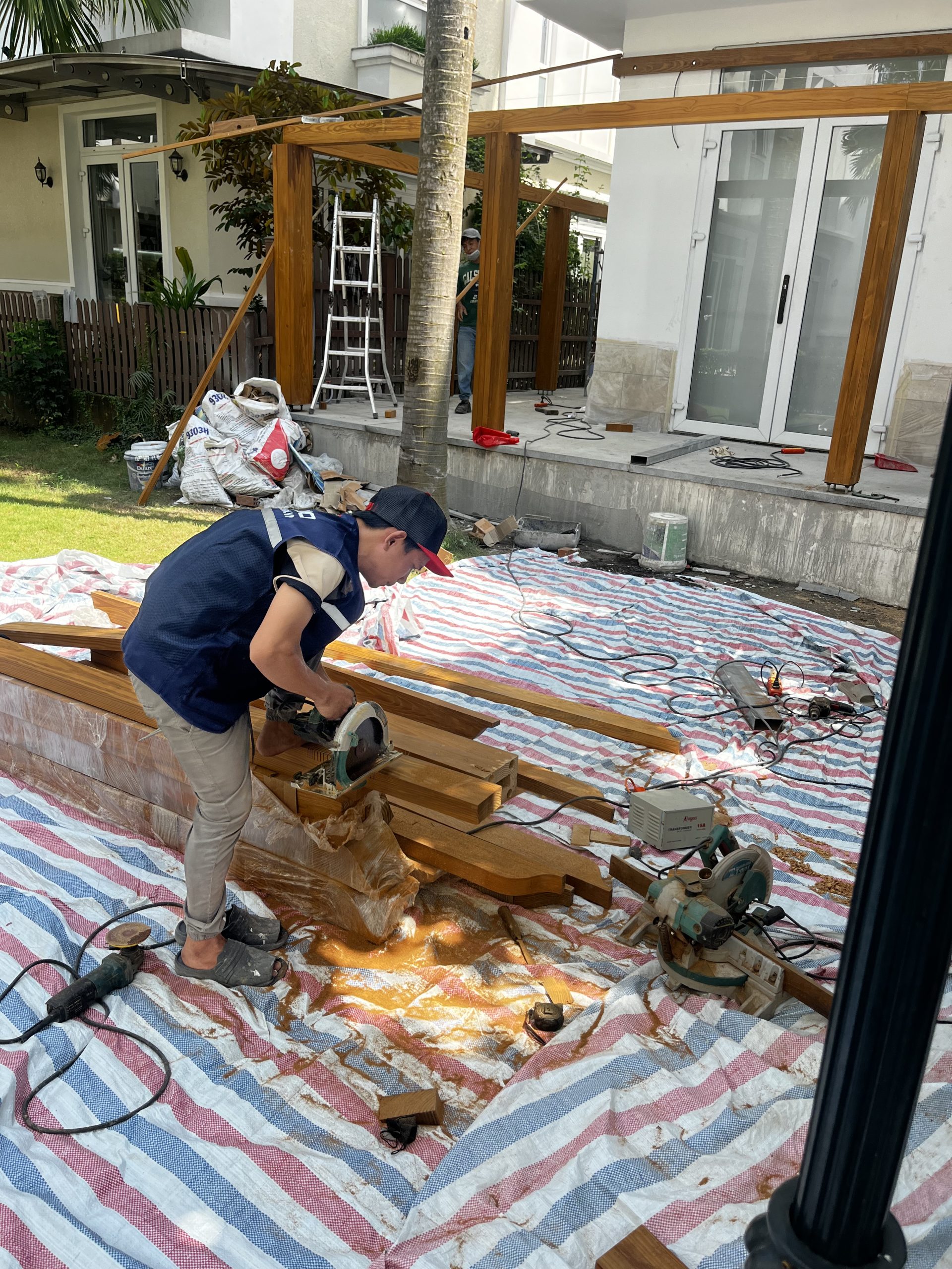 Gia công các cấu kiện gỗ tại sân công trình