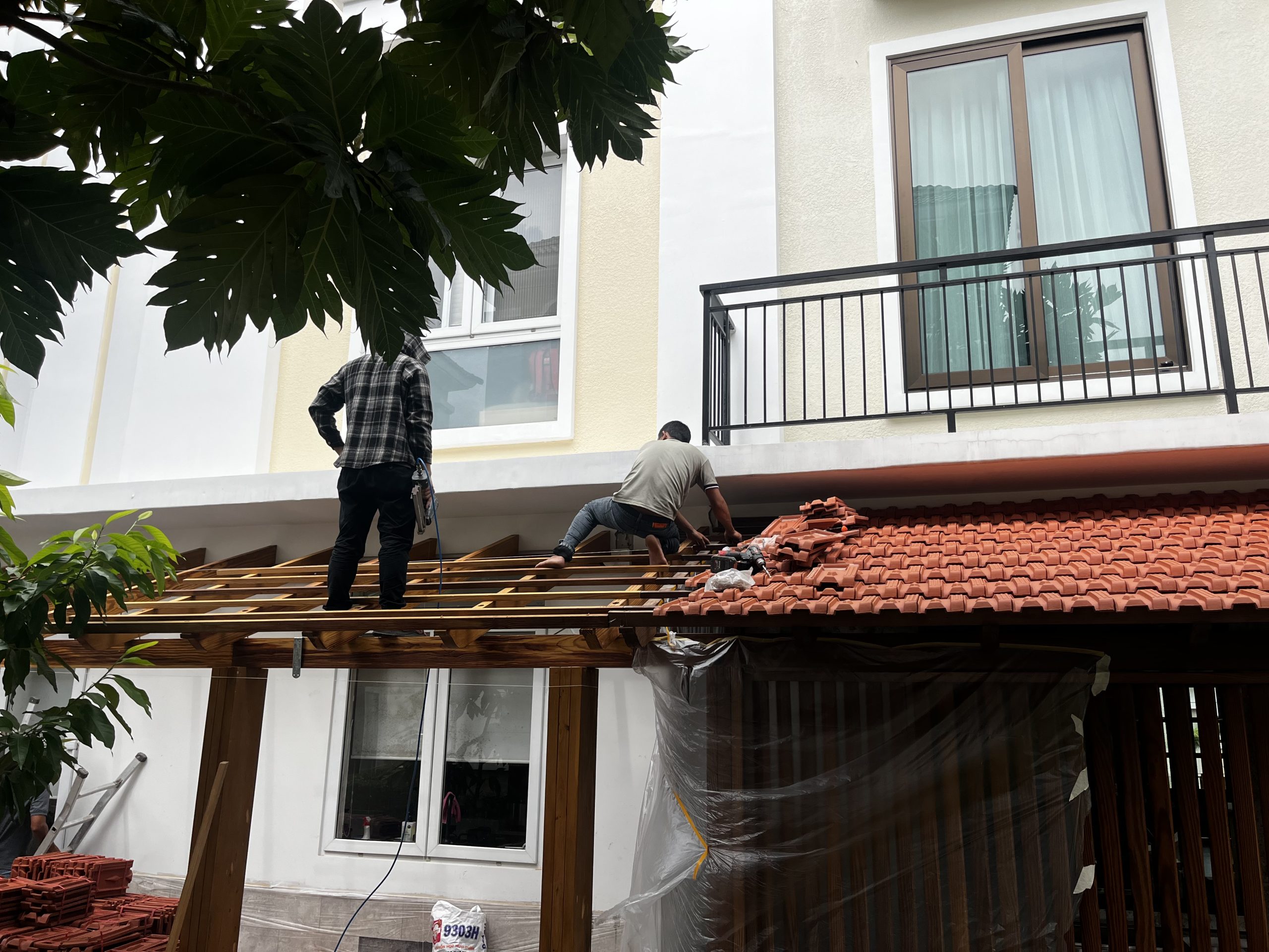 Thi công hệ thanh đỡ phía trên mái hiên cạnh nhà