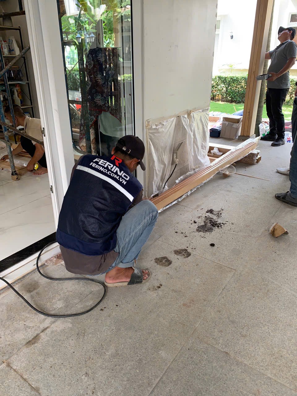 Gia công liên kết tại chân cột cạnh cửa hiên