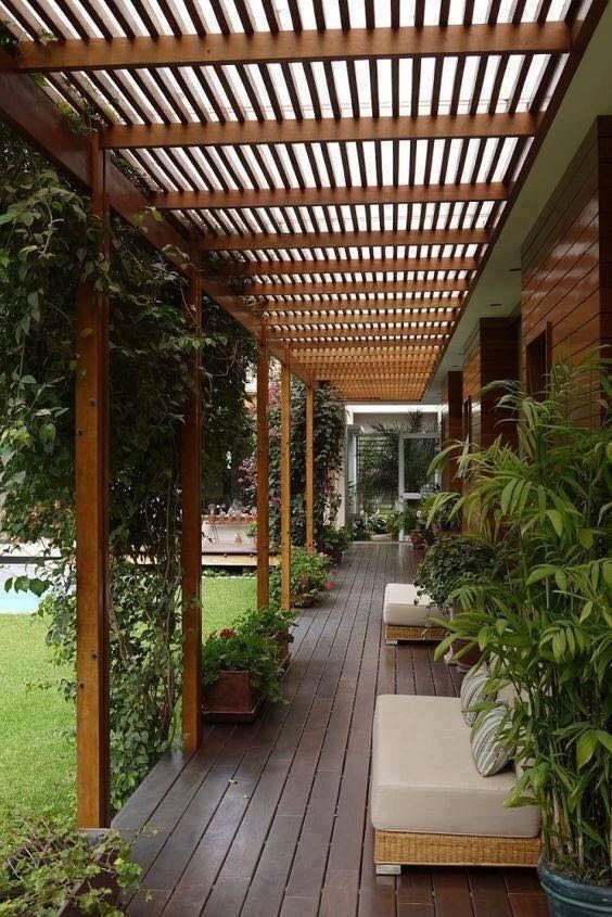 Hình tham khảo lối đi dạng sàn thanh dưới pergola, cạnh ghế nghỉ và các lớp cây xanh