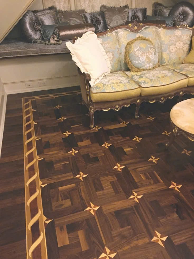 Phòng khách với parquet tối và chi tiết inlay