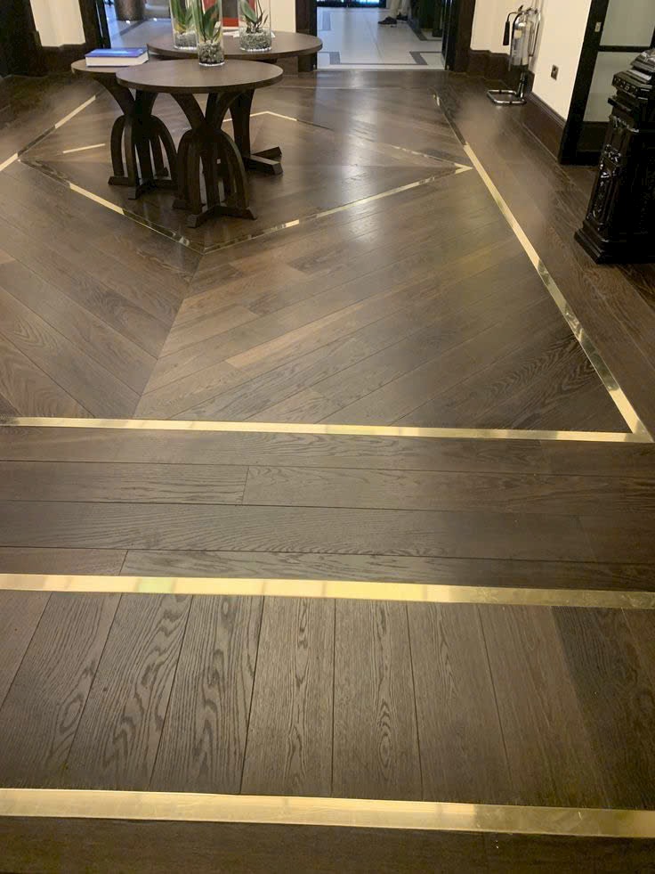 Sàn gỗ tối với viền inlay trong nội thất