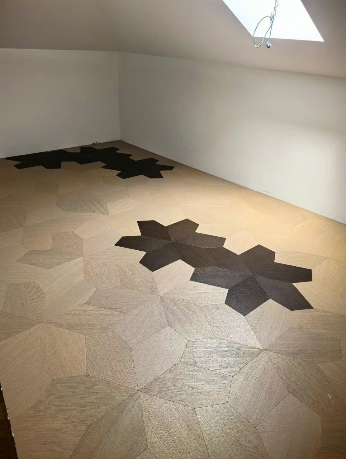 Sàn geometric tông sáng trong không gian trưng bày