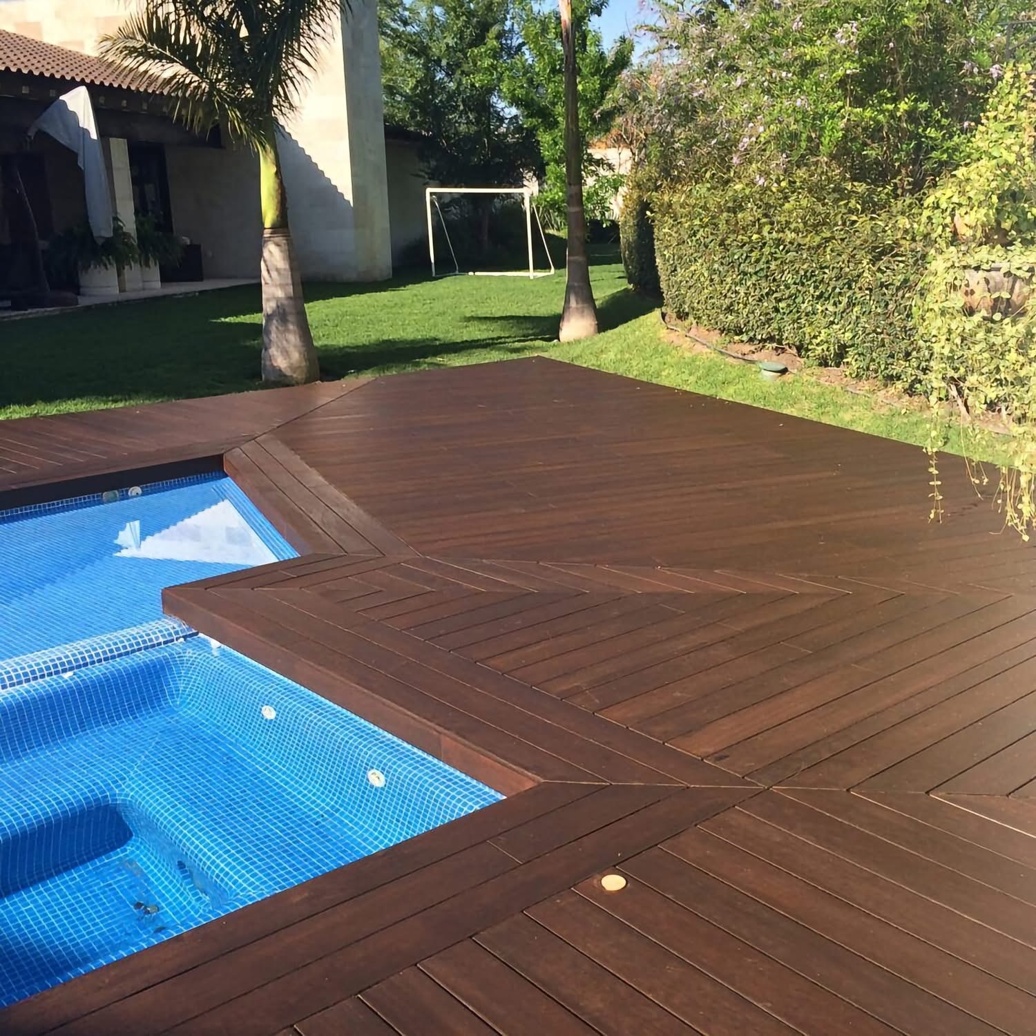 Mặt deck sàn tre quanh hồ bơi và sân vườn