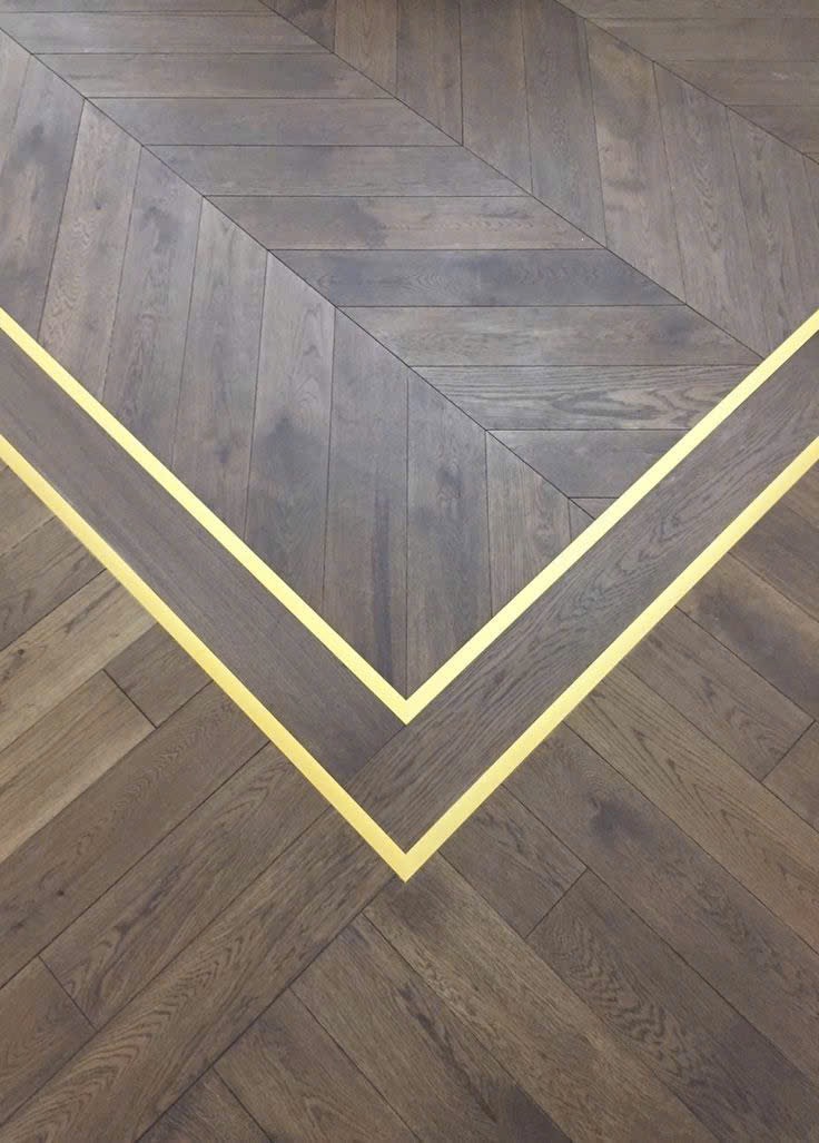 Sàn xương cá tối với viền inlay