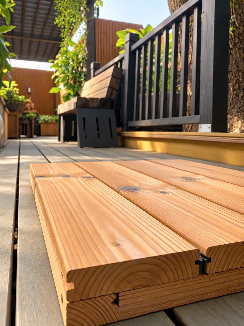 Thanh gỗ mẫu đặt trên mặt deck cạnh lan can