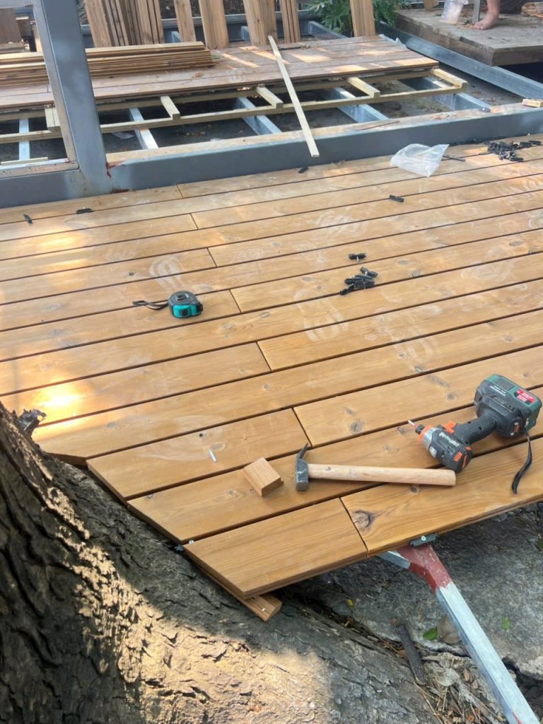 Quá trình lắp thanh sàn gỗ trên hệ khung ngoài trời